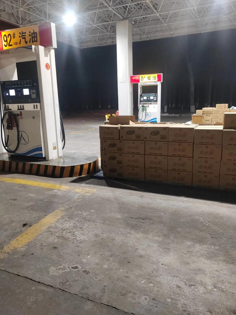 夜班加油员 每一滴油背后，是不为人知的漫长坚守